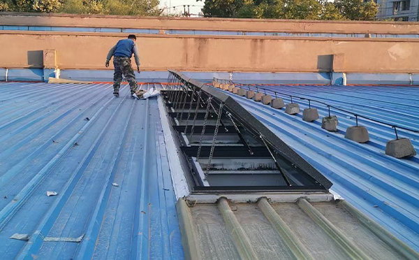 某区域性物流仓储中心同心排烟窗系统安装项目