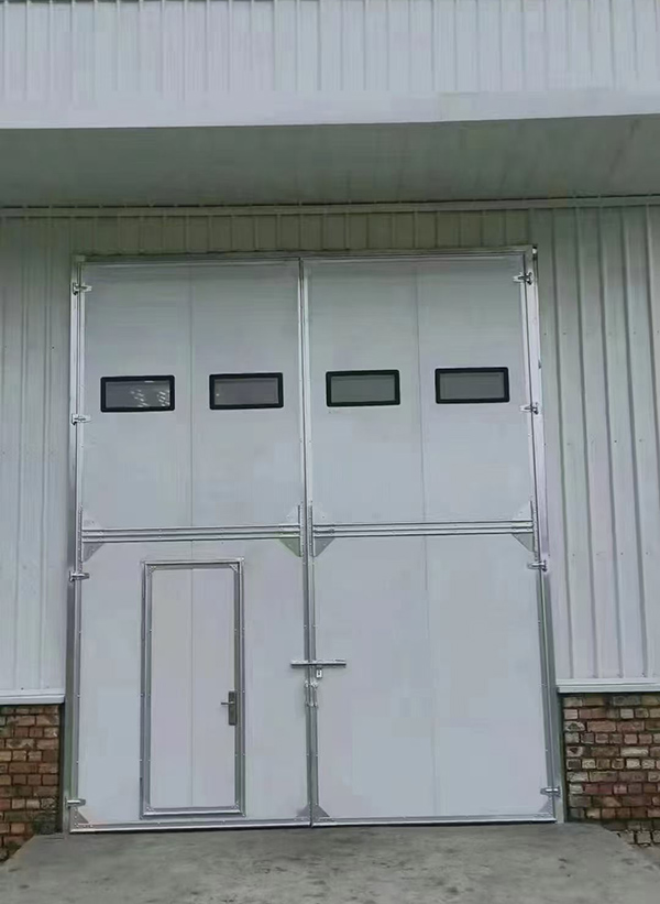 同心工业门在设备装配车间出入口的实施记录